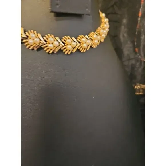 VINTAGE CROWN TRIFARI SIGNED FAUX PEARL BRUSHED AND GOLD TONE NECKLACE - Picture 6 of 13